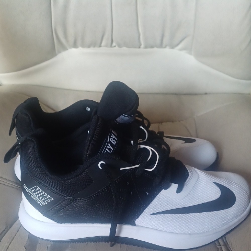Nike Black and White Athletic Performance Shoes